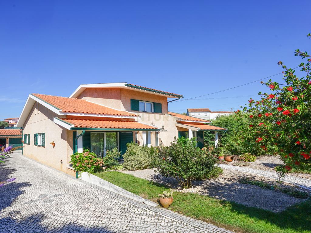 Casa Isolada em Coimbra com 5 Quartos e 4 Casas de Banho - Image 1