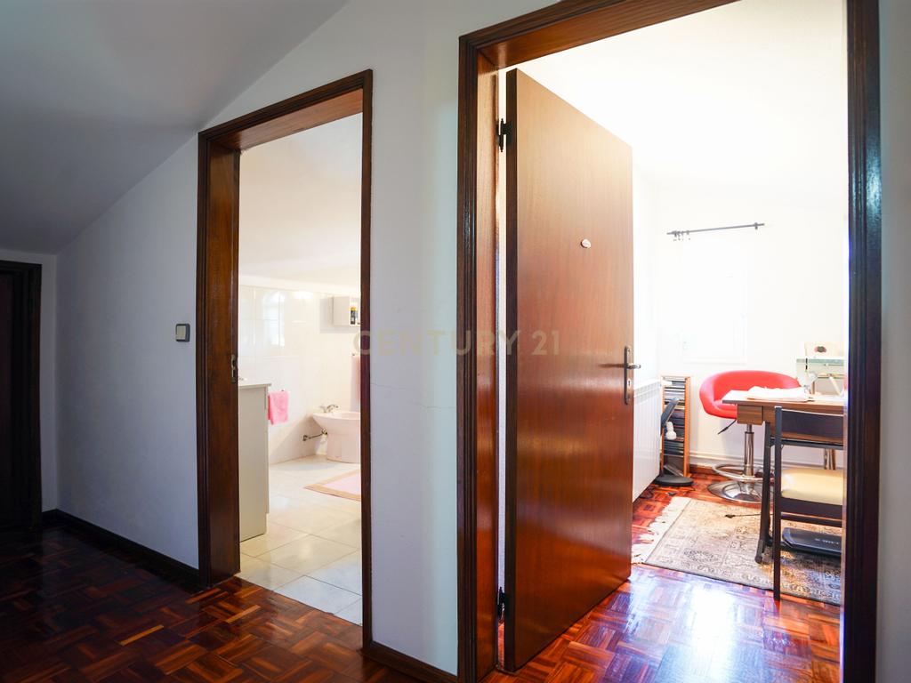 Casa Isolada em Coimbra com 5 Quartos e 4 Casas de Banho - Image 25