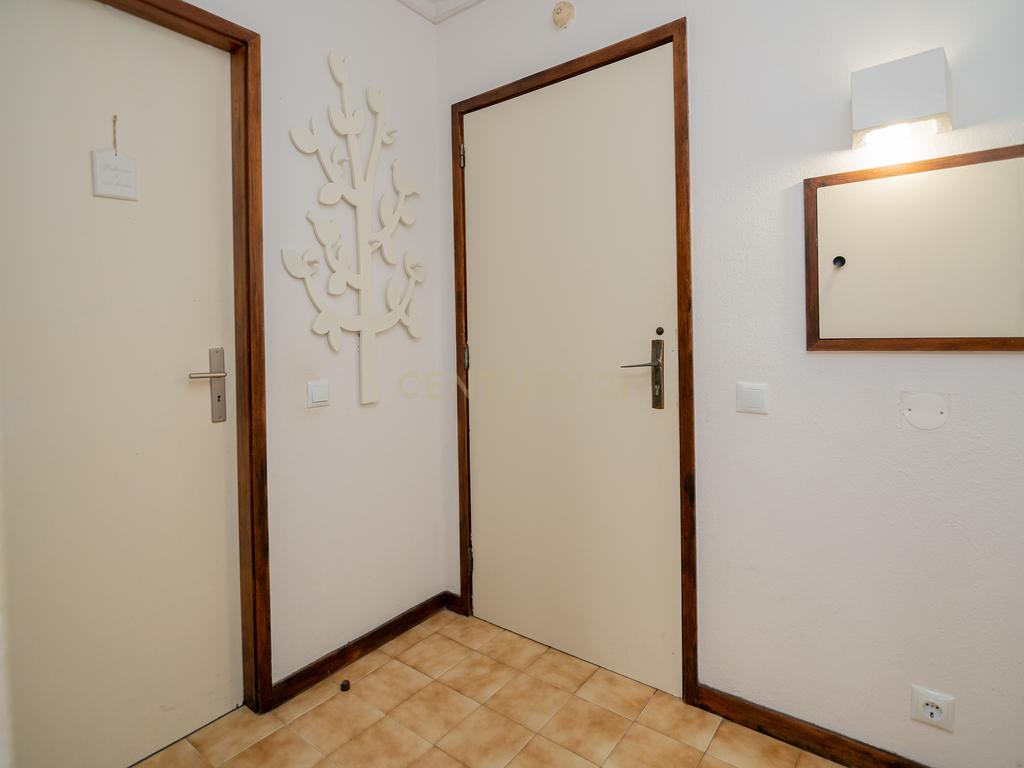 NÃO PERCA ESTA GRANDE OPORTUNIDADE! FANTÁSTICO APARTAMENTO T1 ESPAÇOSO EM CONDOMINIO FECHADO COM AMPLA VARANDA, PISCINA, RECEPÇÃO E SEGURANÇA 24H A PASSOS DA PRAIA! - Image 12