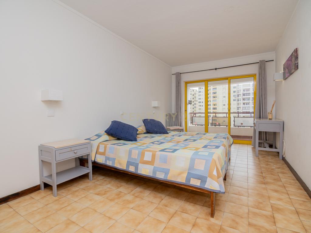 NÃO PERCA ESTA GRANDE OPORTUNIDADE! FANTÁSTICO APARTAMENTO T1 ESPAÇOSO EM CONDOMINIO FECHADO COM AMPLA VARANDA, PISCINA, RECEPÇÃO E SEGURANÇA 24H A PASSOS DA PRAIA! - Image 22
