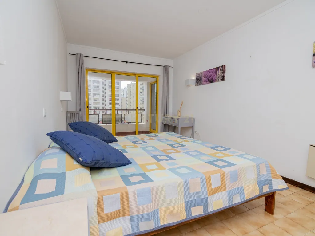 NÃO PERCA ESTA GRANDE OPORTUNIDADE! FANTÁSTICO APARTAMENTO T1 ESPAÇOSO EM CONDOMINIO FECHADO COM AMPLA VARANDA, PISCINA, RECEPÇÃO E SEGURANÇA 24H A PASSOS DA PRAIA! - Image 21