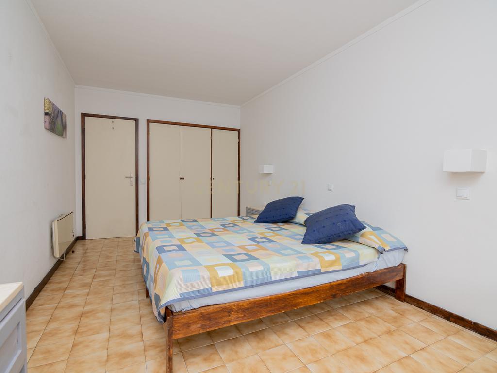 NÃO PERCA ESTA GRANDE OPORTUNIDADE! FANTÁSTICO APARTAMENTO T1 ESPAÇOSO EM CONDOMINIO FECHADO COM AMPLA VARANDA, PISCINA, RECEPÇÃO E SEGURANÇA 24H A PASSOS DA PRAIA! - Image 23