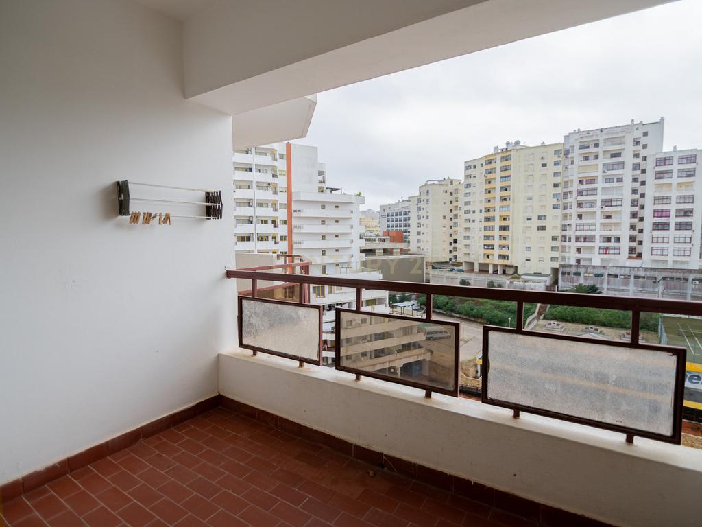 NÃO PERCA ESTA GRANDE OPORTUNIDADE! FANTÁSTICO APARTAMENTO T1 ESPAÇOSO EM CONDOMINIO FECHADO COM AMPLA VARANDA, PISCINA, RECEPÇÃO E SEGURANÇA 24H A PASSOS DA PRAIA! - Image 19