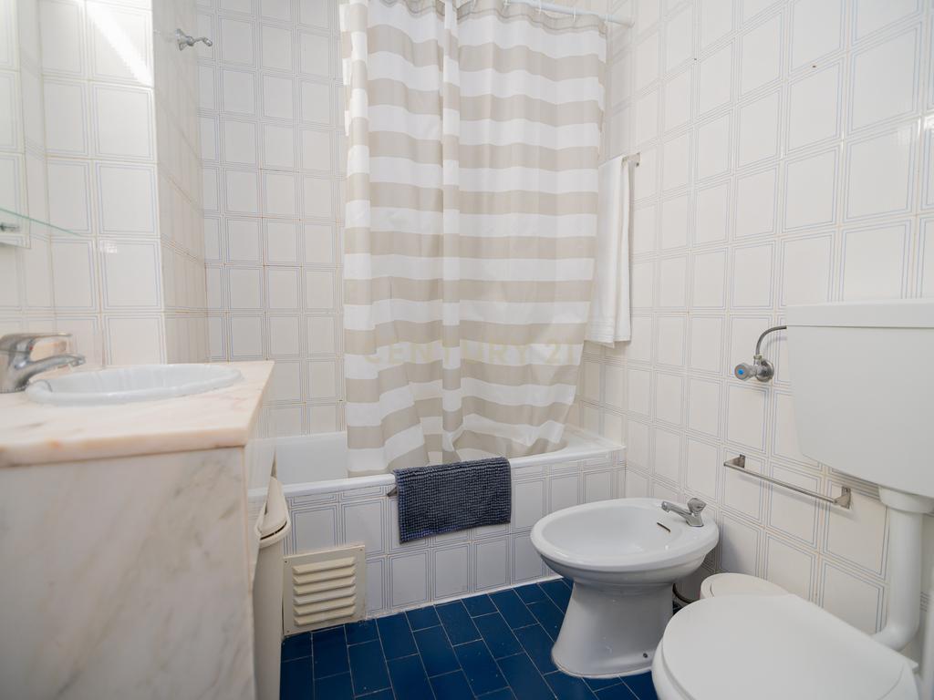 NÃO PERCA ESTA GRANDE OPORTUNIDADE! FANTÁSTICO APARTAMENTO T1 ESPAÇOSO EM CONDOMINIO FECHADO COM AMPLA VARANDA, PISCINA, RECEPÇÃO E SEGURANÇA 24H A PASSOS DA PRAIA! - Image 25