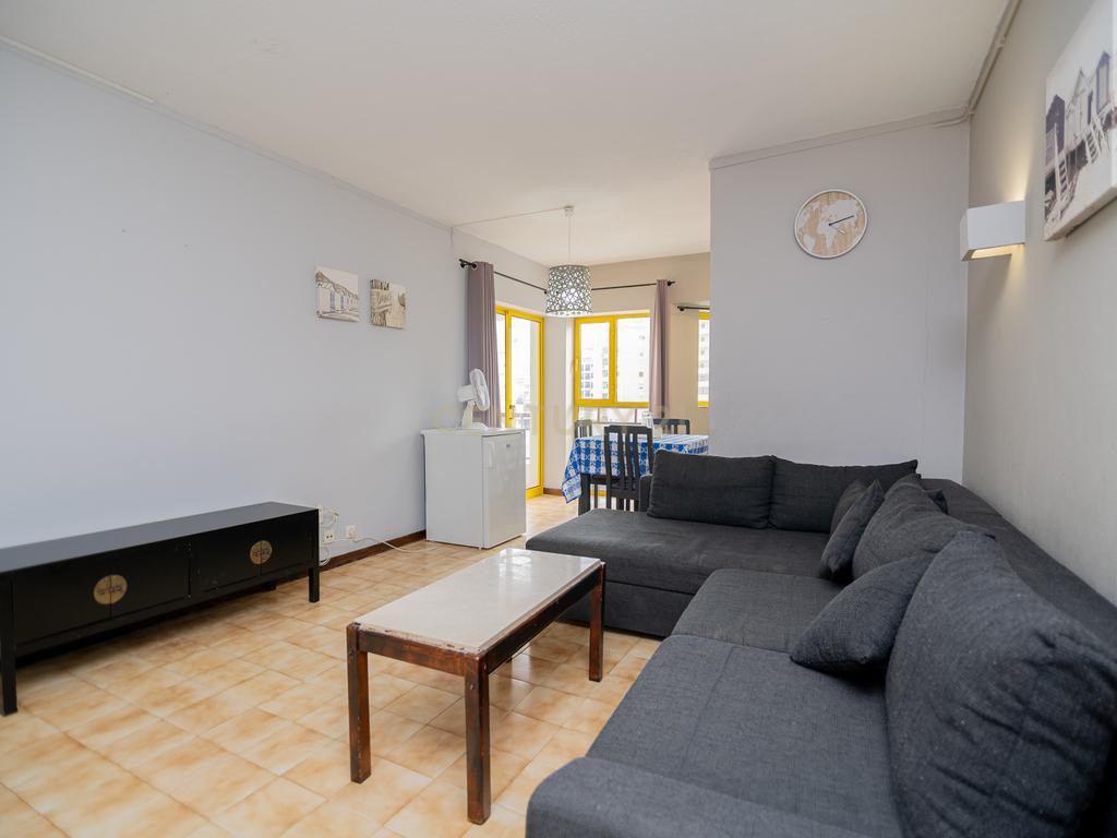 NÃO PERCA ESTA GRANDE OPORTUNIDADE! FANTÁSTICO APARTAMENTO T1 ESPAÇOSO EM CONDOMINIO FECHADO COM AMPLA VARANDA, PISCINA, RECEPÇÃO E SEGURANÇA 24H A PASSOS DA PRAIA! - Image 14