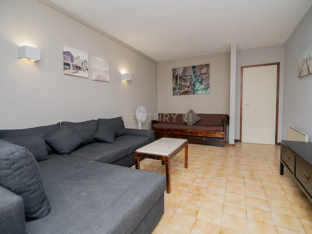 NÃO PERCA ESTA GRANDE OPORTUNIDADE! FANTÁSTICO APARTAMENTO T1 ESPAÇOSO EM CONDOMINIO FECHADO COM AMPLA VARANDA, PISCINA, RECEPÇÃO E SEGURANÇA 24H A PASSOS DA PRAIA! - Image 13