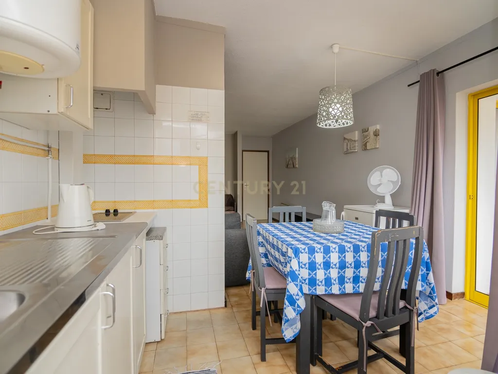 NÃO PERCA ESTA GRANDE OPORTUNIDADE! FANTÁSTICO APARTAMENTO T1 ESPAÇOSO EM CONDOMINIO FECHADO COM AMPLA VARANDA, PISCINA, RECEPÇÃO E SEGURANÇA 24H A PASSOS DA PRAIA! - Image 16