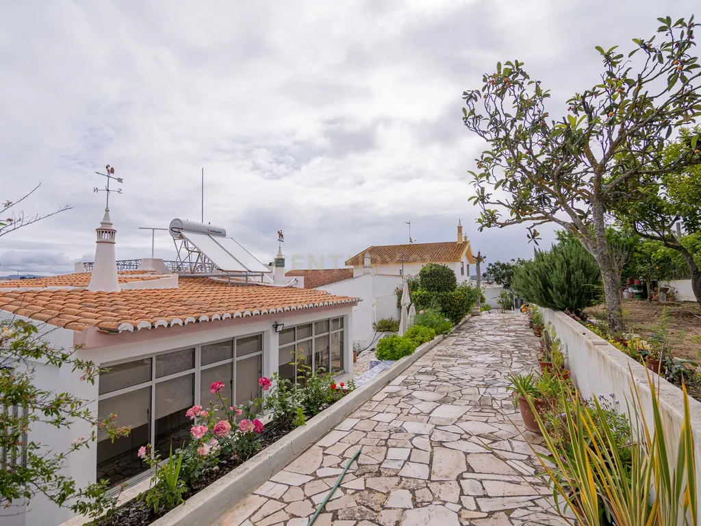 NAO PERCA ESTA GRANDE OPORTUNIDADE! FABULOSA MORADIA T4 DE GRANDES DIMENSÕES COM DOIS PISOS, GARAGEM EM BOX, AMPLO LOGRADOURO, TERRAÇO E JARDIM MUITO BEM LOCALIZADO EM ZONA TRANQUILA PRÓXIMA DE TODAS AS COMODIDADES E SERVIÇOS - Image 6