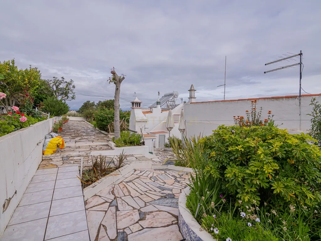 NAO PERCA ESTA GRANDE OPORTUNIDADE! FABULOSA MORADIA T4 DE GRANDES DIMENSÕES COM DOIS PISOS, GARAGEM EM BOX, AMPLO LOGRADOURO, TERRAÇO E JARDIM MUITO BEM LOCALIZADO EM ZONA TRANQUILA PRÓXIMA DE TODAS AS COMODIDADES E SERVIÇOS - Image 49