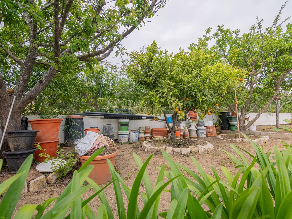 NAO PERCA ESTA GRANDE OPORTUNIDADE! FABULOSA MORADIA T4 DE GRANDES DIMENSÕES COM DOIS PISOS, GARAGEM EM BOX, AMPLO LOGRADOURO, TERRAÇO E JARDIM MUITO BEM LOCALIZADO EM ZONA TRANQUILA PRÓXIMA DE TODAS AS COMODIDADES E SERVIÇOS - Image 10