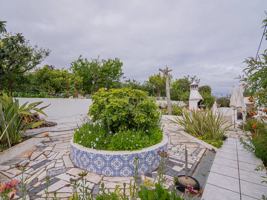 NAO PERCA ESTA GRANDE OPORTUNIDADE! FABULOSA MORADIA T4 DE GRANDES DIMENSÕES COM DOIS PISOS, GARAGEM EM BOX, AMPLO LOGRADOURO, TERRAÇO E JARDIM MUITO BEM LOCALIZADO EM ZONA TRANQUILA PRÓXIMA DE TODAS AS COMODIDADES E SERVIÇOS - Image 13