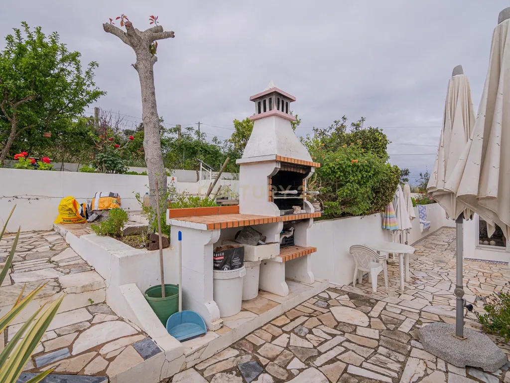NAO PERCA ESTA GRANDE OPORTUNIDADE! FABULOSA MORADIA T4 DE GRANDES DIMENSÕES COM DOIS PISOS, GARAGEM EM BOX, AMPLO LOGRADOURO, TERRAÇO E JARDIM MUITO BEM LOCALIZADO EM ZONA TRANQUILA PRÓXIMA DE TODAS AS COMODIDADES E SERVIÇOS - Image 7