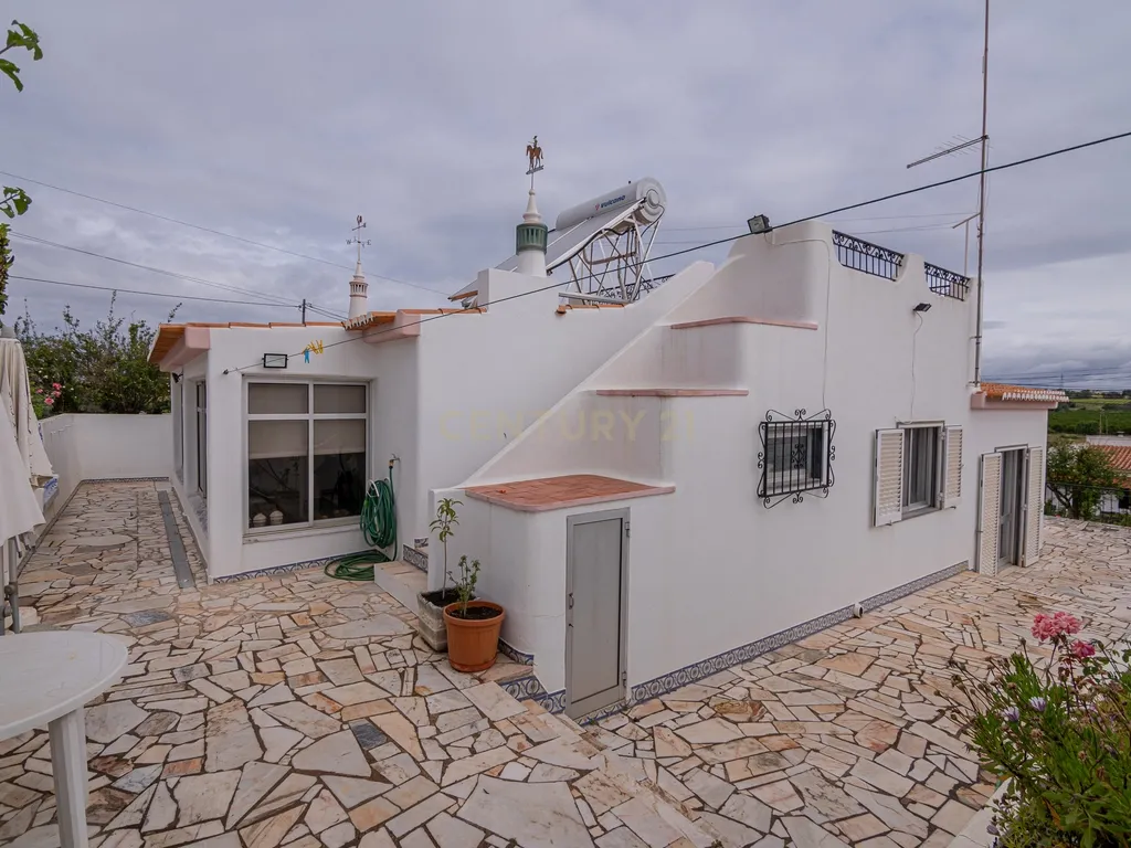 NAO PERCA ESTA GRANDE OPORTUNIDADE! FABULOSA MORADIA T4 DE GRANDES DIMENSÕES COM DOIS PISOS, GARAGEM EM BOX, AMPLO LOGRADOURO, TERRAÇO E JARDIM MUITO BEM LOCALIZADO EM ZONA TRANQUILA PRÓXIMA DE TODAS AS COMODIDADES E SERVIÇOS - Image 2