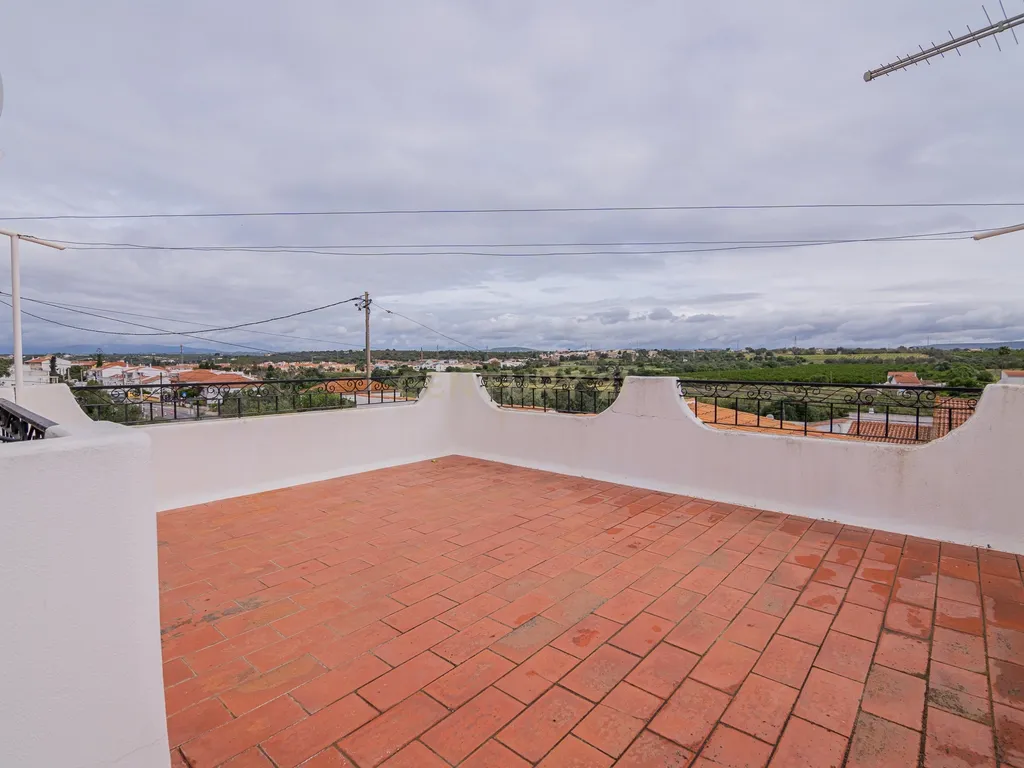 NAO PERCA ESTA GRANDE OPORTUNIDADE! FABULOSA MORADIA T4 DE GRANDES DIMENSÕES COM DOIS PISOS, GARAGEM EM BOX, AMPLO LOGRADOURO, TERRAÇO E JARDIM MUITO BEM LOCALIZADO EM ZONA TRANQUILA PRÓXIMA DE TODAS AS COMODIDADES E SERVIÇOS - Image 3