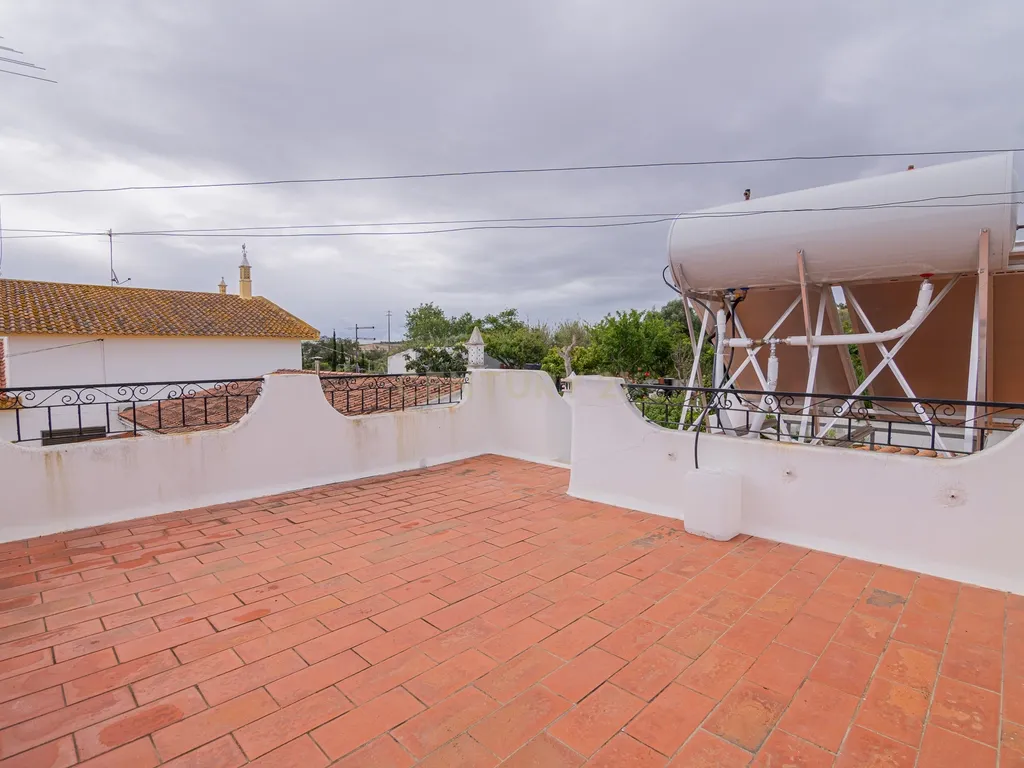 NAO PERCA ESTA GRANDE OPORTUNIDADE! FABULOSA MORADIA T4 DE GRANDES DIMENSÕES COM DOIS PISOS, GARAGEM EM BOX, AMPLO LOGRADOURO, TERRAÇO E JARDIM MUITO BEM LOCALIZADO EM ZONA TRANQUILA PRÓXIMA DE TODAS AS COMODIDADES E SERVIÇOS - Image 4