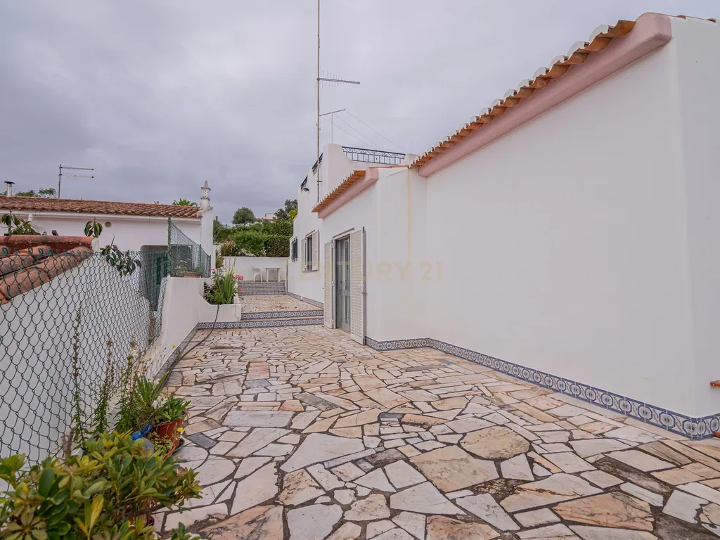 NAO PERCA ESTA GRANDE OPORTUNIDADE! FABULOSA MORADIA T4 DE GRANDES DIMENSÕES COM DOIS PISOS, GARAGEM EM BOX, AMPLO LOGRADOURO, TERRAÇO E JARDIM MUITO BEM LOCALIZADO EM ZONA TRANQUILA PRÓXIMA DE TODAS AS COMODIDADES E SERVIÇOS - Image 48