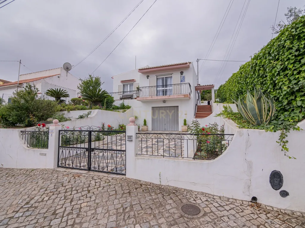 NAO PERCA ESTA GRANDE OPORTUNIDADE! FABULOSA MORADIA T4 DE GRANDES DIMENSÕES COM DOIS PISOS, GARAGEM EM BOX, AMPLO LOGRADOURO, TERRAÇO E JARDIM MUITO BEM LOCALIZADO EM ZONA TRANQUILA PRÓXIMA DE TODAS AS COMODIDADES E SERVIÇOS - Image 8