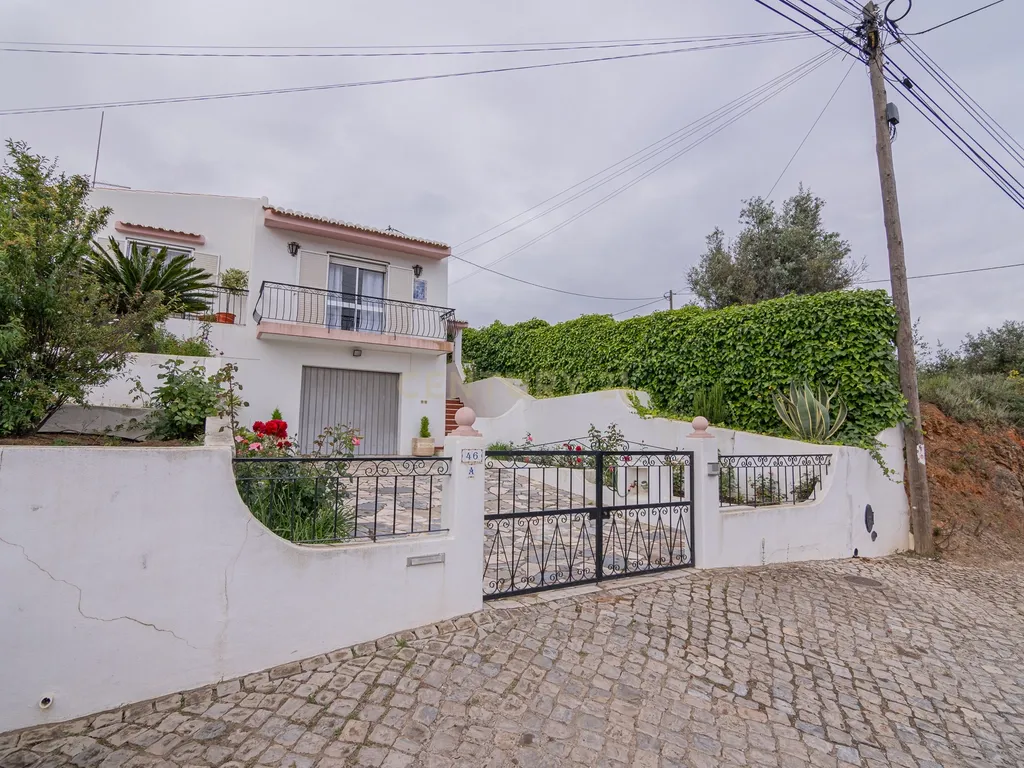 NAO PERCA ESTA GRANDE OPORTUNIDADE! FABULOSA MORADIA T4 DE GRANDES DIMENSÕES COM DOIS PISOS, GARAGEM EM BOX, AMPLO LOGRADOURO, TERRAÇO E JARDIM MUITO BEM LOCALIZADO EM ZONA TRANQUILA PRÓXIMA DE TODAS AS COMODIDADES E SERVIÇOS - Image 21