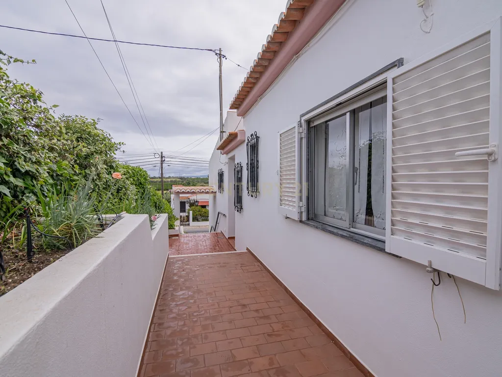 NAO PERCA ESTA GRANDE OPORTUNIDADE! FABULOSA MORADIA T4 DE GRANDES DIMENSÕES COM DOIS PISOS, GARAGEM EM BOX, AMPLO LOGRADOURO, TERRAÇO E JARDIM MUITO BEM LOCALIZADO EM ZONA TRANQUILA PRÓXIMA DE TODAS AS COMODIDADES E SERVIÇOS - Image 14