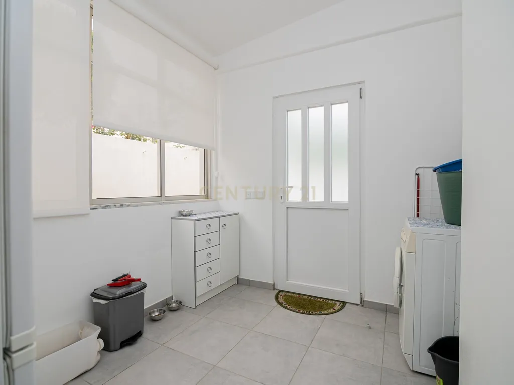 NAO PERCA ESTA GRANDE OPORTUNIDADE! FABULOSA MORADIA T4 DE GRANDES DIMENSÕES COM DOIS PISOS, GARAGEM EM BOX, AMPLO LOGRADOURO, TERRAÇO E JARDIM MUITO BEM LOCALIZADO EM ZONA TRANQUILA PRÓXIMA DE TODAS AS COMODIDADES E SERVIÇOS - Image 11