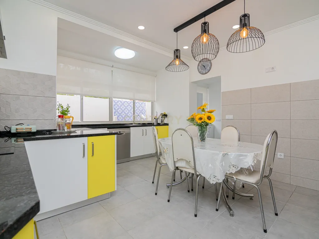 NAO PERCA ESTA GRANDE OPORTUNIDADE! FABULOSA MORADIA T4 DE GRANDES DIMENSÕES COM DOIS PISOS, GARAGEM EM BOX, AMPLO LOGRADOURO, TERRAÇO E JARDIM MUITO BEM LOCALIZADO EM ZONA TRANQUILA PRÓXIMA DE TODAS AS COMODIDADES E SERVIÇOS - Image 47