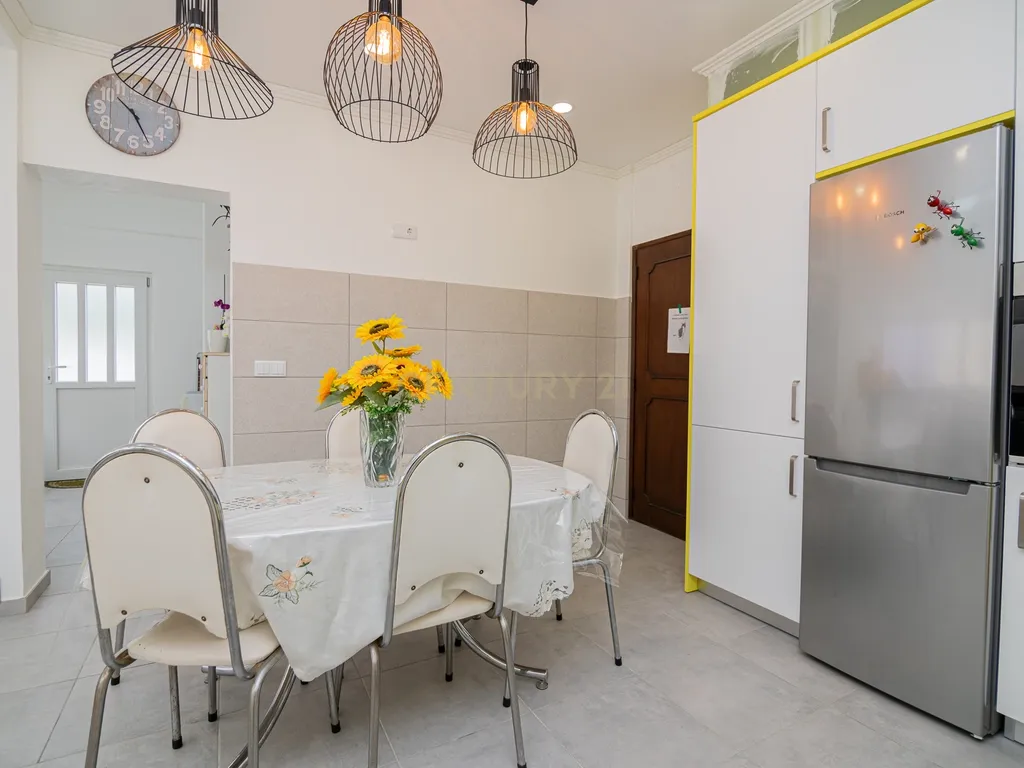 NAO PERCA ESTA GRANDE OPORTUNIDADE! FABULOSA MORADIA T4 DE GRANDES DIMENSÕES COM DOIS PISOS, GARAGEM EM BOX, AMPLO LOGRADOURO, TERRAÇO E JARDIM MUITO BEM LOCALIZADO EM ZONA TRANQUILA PRÓXIMA DE TODAS AS COMODIDADES E SERVIÇOS - Image 16