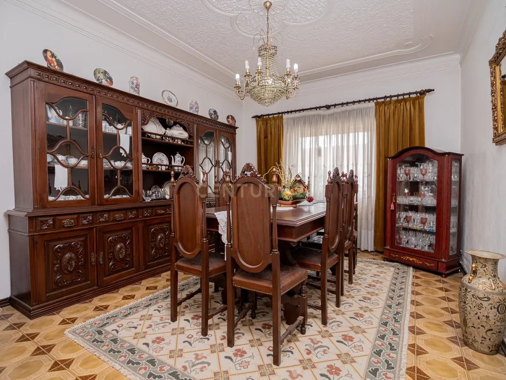 NAO PERCA ESTA GRANDE OPORTUNIDADE! FABULOSA MORADIA T4 DE GRANDES DIMENSÕES COM DOIS PISOS, GARAGEM EM BOX, AMPLO LOGRADOURO, TERRAÇO E JARDIM MUITO BEM LOCALIZADO EM ZONA TRANQUILA PRÓXIMA DE TODAS AS COMODIDADES E SERVIÇOS - Image 17