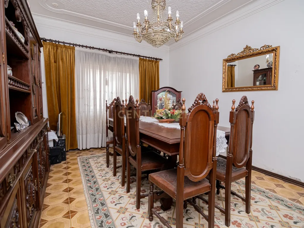 NAO PERCA ESTA GRANDE OPORTUNIDADE! FABULOSA MORADIA T4 DE GRANDES DIMENSÕES COM DOIS PISOS, GARAGEM EM BOX, AMPLO LOGRADOURO, TERRAÇO E JARDIM MUITO BEM LOCALIZADO EM ZONA TRANQUILA PRÓXIMA DE TODAS AS COMODIDADES E SERVIÇOS - Image 18