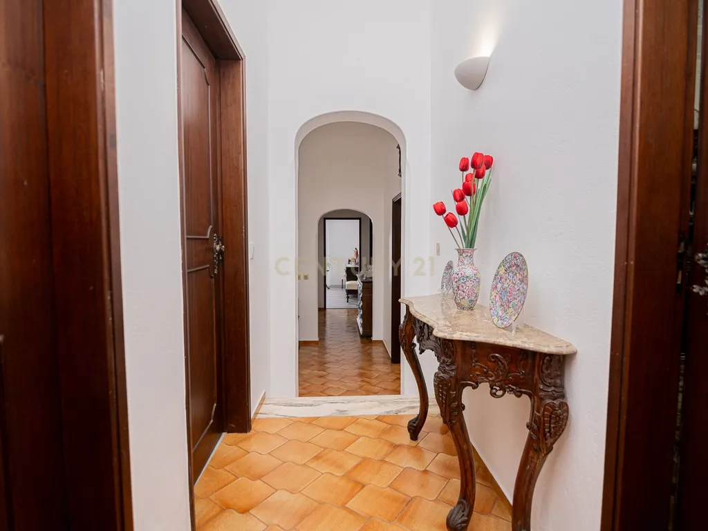 NAO PERCA ESTA GRANDE OPORTUNIDADE! FABULOSA MORADIA T4 DE GRANDES DIMENSÕES COM DOIS PISOS, GARAGEM EM BOX, AMPLO LOGRADOURO, TERRAÇO E JARDIM MUITO BEM LOCALIZADO EM ZONA TRANQUILA PRÓXIMA DE TODAS AS COMODIDADES E SERVIÇOS - Image 20