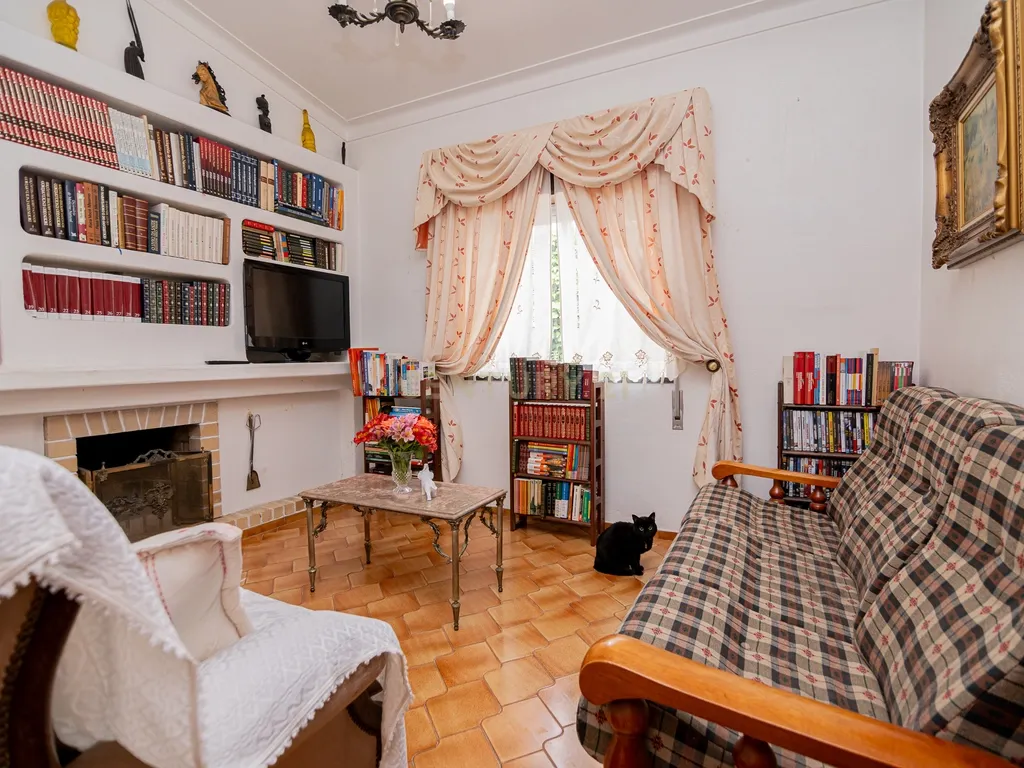 NAO PERCA ESTA GRANDE OPORTUNIDADE! FABULOSA MORADIA T4 DE GRANDES DIMENSÕES COM DOIS PISOS, GARAGEM EM BOX, AMPLO LOGRADOURO, TERRAÇO E JARDIM MUITO BEM LOCALIZADO EM ZONA TRANQUILA PRÓXIMA DE TODAS AS COMODIDADES E SERVIÇOS - Image 26