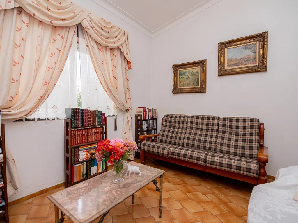 NAO PERCA ESTA GRANDE OPORTUNIDADE! FABULOSA MORADIA T4 DE GRANDES DIMENSÕES COM DOIS PISOS, GARAGEM EM BOX, AMPLO LOGRADOURO, TERRAÇO E JARDIM MUITO BEM LOCALIZADO EM ZONA TRANQUILA PRÓXIMA DE TODAS AS COMODIDADES E SERVIÇOS - Image 22