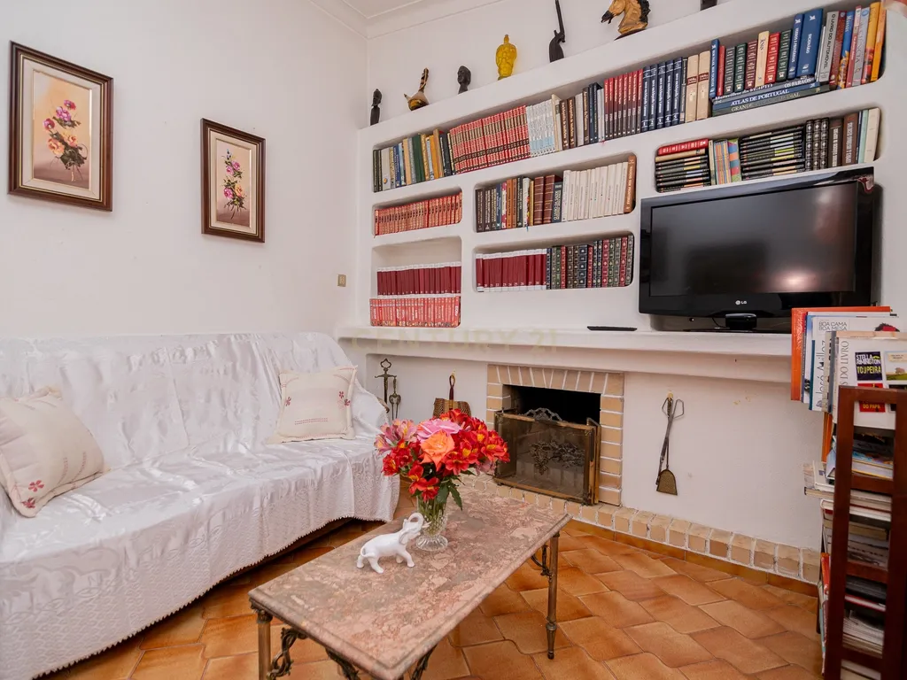 NAO PERCA ESTA GRANDE OPORTUNIDADE! FABULOSA MORADIA T4 DE GRANDES DIMENSÕES COM DOIS PISOS, GARAGEM EM BOX, AMPLO LOGRADOURO, TERRAÇO E JARDIM MUITO BEM LOCALIZADO EM ZONA TRANQUILA PRÓXIMA DE TODAS AS COMODIDADES E SERVIÇOS - Image 28