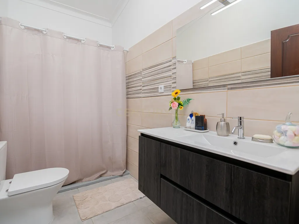 NAO PERCA ESTA GRANDE OPORTUNIDADE! FABULOSA MORADIA T4 DE GRANDES DIMENSÕES COM DOIS PISOS, GARAGEM EM BOX, AMPLO LOGRADOURO, TERRAÇO E JARDIM MUITO BEM LOCALIZADO EM ZONA TRANQUILA PRÓXIMA DE TODAS AS COMODIDADES E SERVIÇOS - Image 25