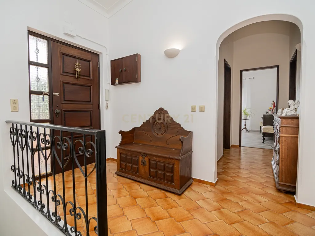 NAO PERCA ESTA GRANDE OPORTUNIDADE! FABULOSA MORADIA T4 DE GRANDES DIMENSÕES COM DOIS PISOS, GARAGEM EM BOX, AMPLO LOGRADOURO, TERRAÇO E JARDIM MUITO BEM LOCALIZADO EM ZONA TRANQUILA PRÓXIMA DE TODAS AS COMODIDADES E SERVIÇOS - Image 27