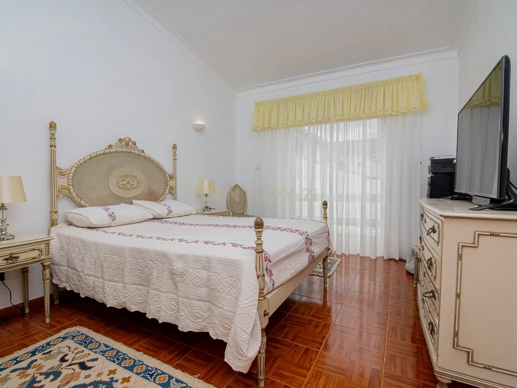NAO PERCA ESTA GRANDE OPORTUNIDADE! FABULOSA MORADIA T4 DE GRANDES DIMENSÕES COM DOIS PISOS, GARAGEM EM BOX, AMPLO LOGRADOURO, TERRAÇO E JARDIM MUITO BEM LOCALIZADO EM ZONA TRANQUILA PRÓXIMA DE TODAS AS COMODIDADES E SERVIÇOS - Image 30