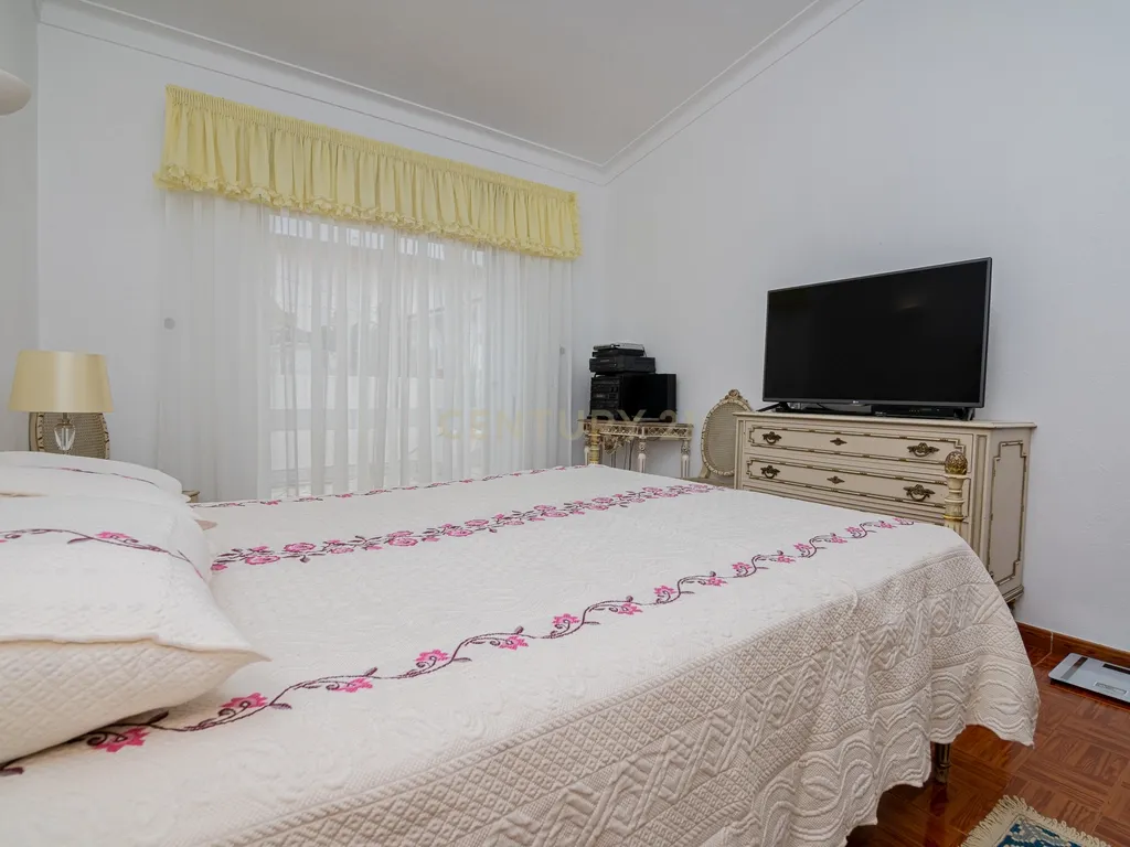 NAO PERCA ESTA GRANDE OPORTUNIDADE! FABULOSA MORADIA T4 DE GRANDES DIMENSÕES COM DOIS PISOS, GARAGEM EM BOX, AMPLO LOGRADOURO, TERRAÇO E JARDIM MUITO BEM LOCALIZADO EM ZONA TRANQUILA PRÓXIMA DE TODAS AS COMODIDADES E SERVIÇOS - Image 29