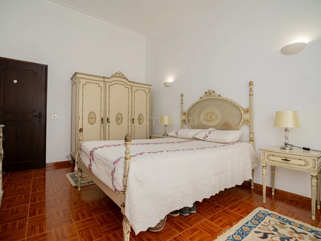 NAO PERCA ESTA GRANDE OPORTUNIDADE! FABULOSA MORADIA T4 DE GRANDES DIMENSÕES COM DOIS PISOS, GARAGEM EM BOX, AMPLO LOGRADOURO, TERRAÇO E JARDIM MUITO BEM LOCALIZADO EM ZONA TRANQUILA PRÓXIMA DE TODAS AS COMODIDADES E SERVIÇOS - Image 45