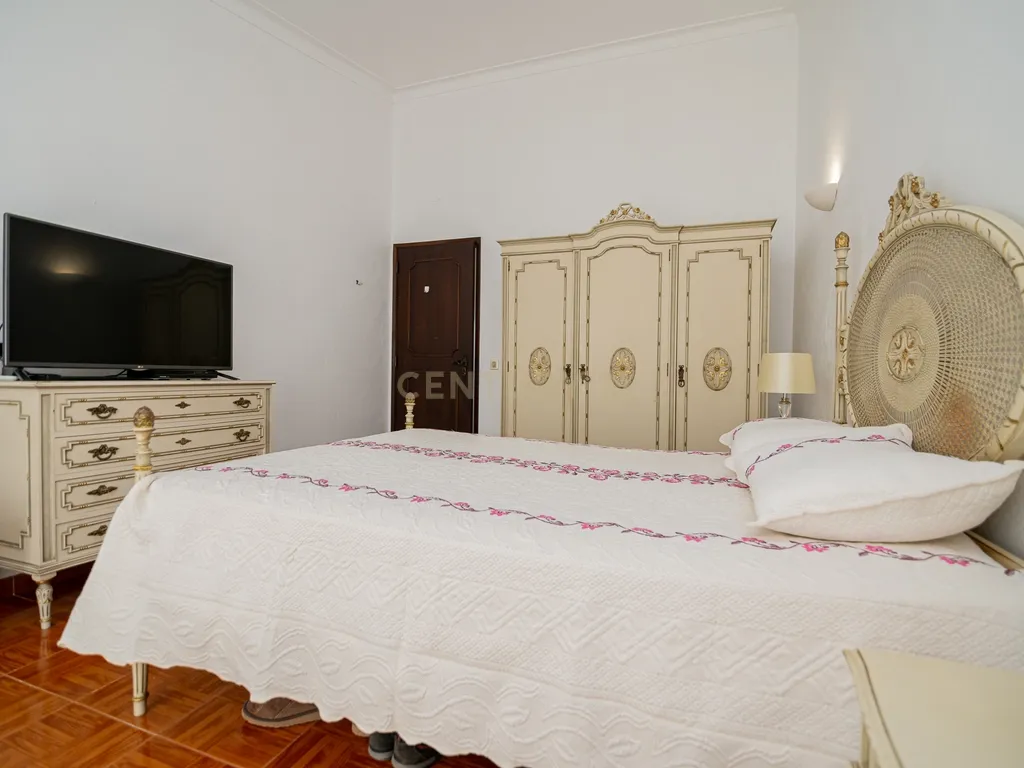 NAO PERCA ESTA GRANDE OPORTUNIDADE! FABULOSA MORADIA T4 DE GRANDES DIMENSÕES COM DOIS PISOS, GARAGEM EM BOX, AMPLO LOGRADOURO, TERRAÇO E JARDIM MUITO BEM LOCALIZADO EM ZONA TRANQUILA PRÓXIMA DE TODAS AS COMODIDADES E SERVIÇOS - Image 31
