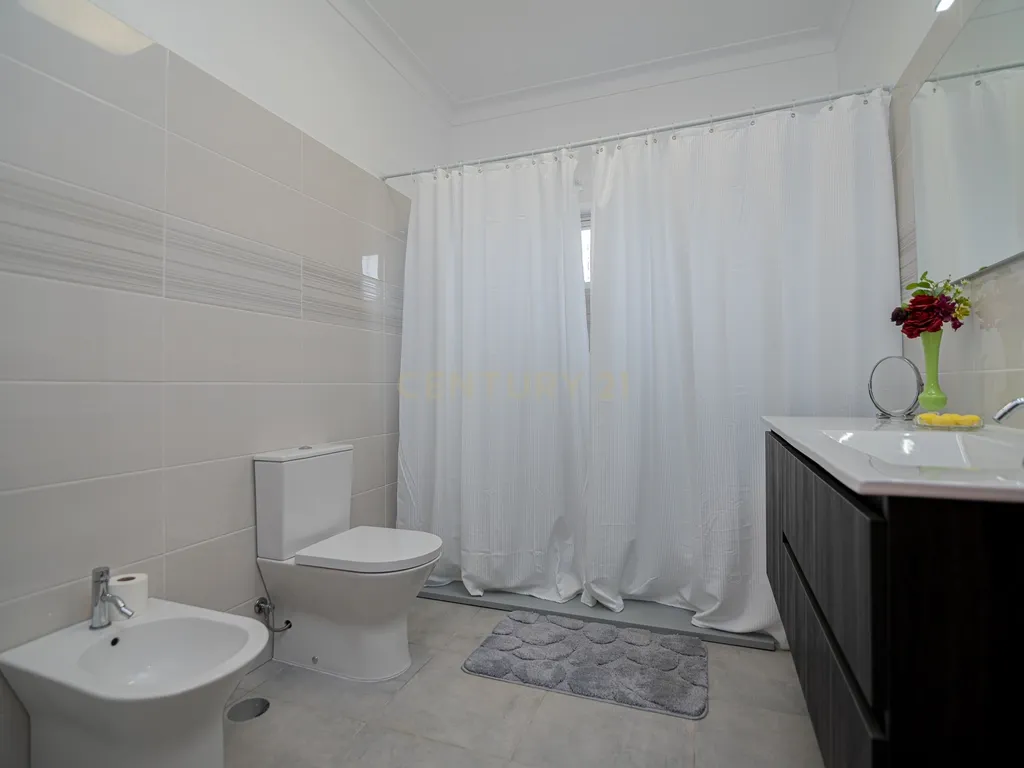 NAO PERCA ESTA GRANDE OPORTUNIDADE! FABULOSA MORADIA T4 DE GRANDES DIMENSÕES COM DOIS PISOS, GARAGEM EM BOX, AMPLO LOGRADOURO, TERRAÇO E JARDIM MUITO BEM LOCALIZADO EM ZONA TRANQUILA PRÓXIMA DE TODAS AS COMODIDADES E SERVIÇOS - Image 32