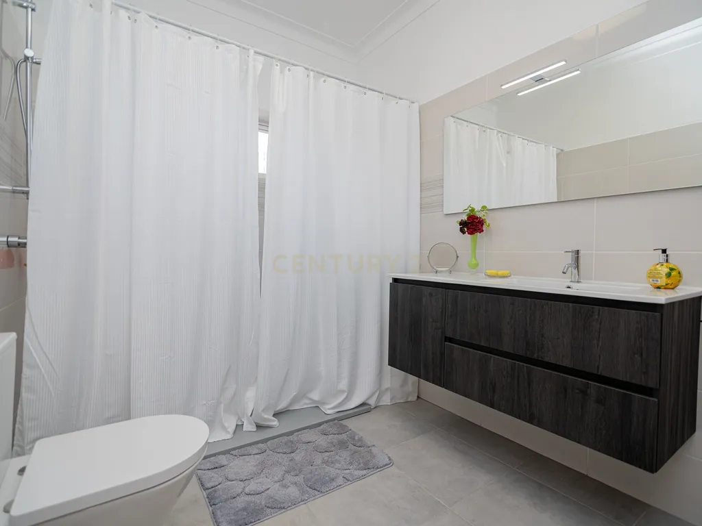 NAO PERCA ESTA GRANDE OPORTUNIDADE! FABULOSA MORADIA T4 DE GRANDES DIMENSÕES COM DOIS PISOS, GARAGEM EM BOX, AMPLO LOGRADOURO, TERRAÇO E JARDIM MUITO BEM LOCALIZADO EM ZONA TRANQUILA PRÓXIMA DE TODAS AS COMODIDADES E SERVIÇOS - Image 33