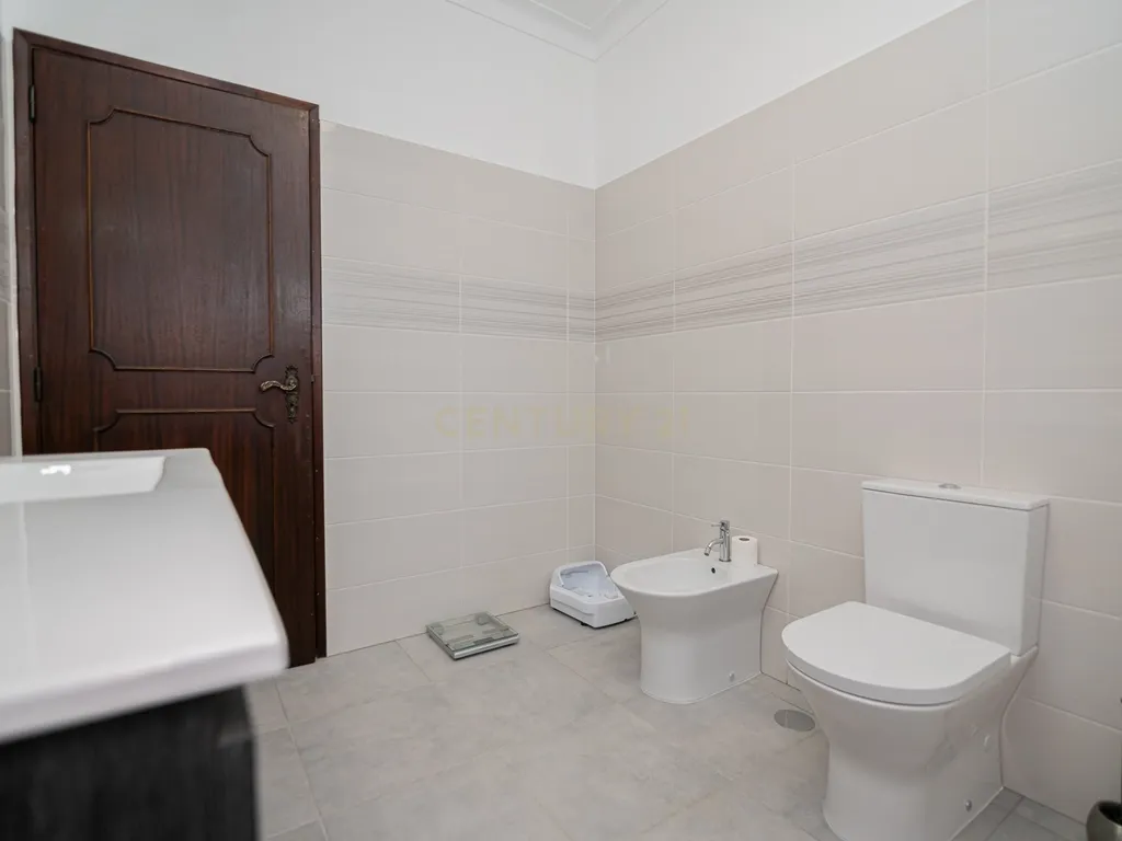 NAO PERCA ESTA GRANDE OPORTUNIDADE! FABULOSA MORADIA T4 DE GRANDES DIMENSÕES COM DOIS PISOS, GARAGEM EM BOX, AMPLO LOGRADOURO, TERRAÇO E JARDIM MUITO BEM LOCALIZADO EM ZONA TRANQUILA PRÓXIMA DE TODAS AS COMODIDADES E SERVIÇOS - Image 34