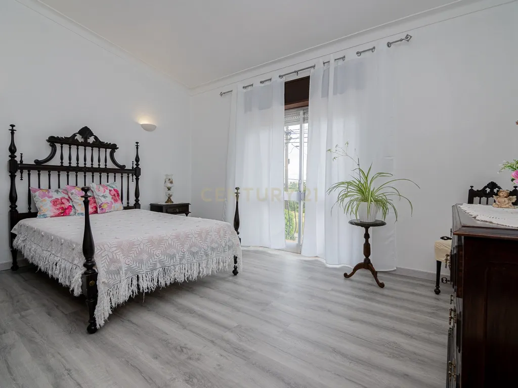 NAO PERCA ESTA GRANDE OPORTUNIDADE! FABULOSA MORADIA T4 DE GRANDES DIMENSÕES COM DOIS PISOS, GARAGEM EM BOX, AMPLO LOGRADOURO, TERRAÇO E JARDIM MUITO BEM LOCALIZADO EM ZONA TRANQUILA PRÓXIMA DE TODAS AS COMODIDADES E SERVIÇOS - Image 39