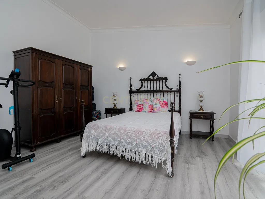NAO PERCA ESTA GRANDE OPORTUNIDADE! FABULOSA MORADIA T4 DE GRANDES DIMENSÕES COM DOIS PISOS, GARAGEM EM BOX, AMPLO LOGRADOURO, TERRAÇO E JARDIM MUITO BEM LOCALIZADO EM ZONA TRANQUILA PRÓXIMA DE TODAS AS COMODIDADES E SERVIÇOS - Image 40