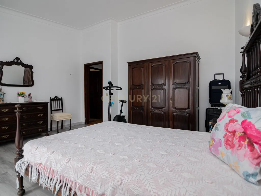 NAO PERCA ESTA GRANDE OPORTUNIDADE! FABULOSA MORADIA T4 DE GRANDES DIMENSÕES COM DOIS PISOS, GARAGEM EM BOX, AMPLO LOGRADOURO, TERRAÇO E JARDIM MUITO BEM LOCALIZADO EM ZONA TRANQUILA PRÓXIMA DE TODAS AS COMODIDADES E SERVIÇOS - Image 41