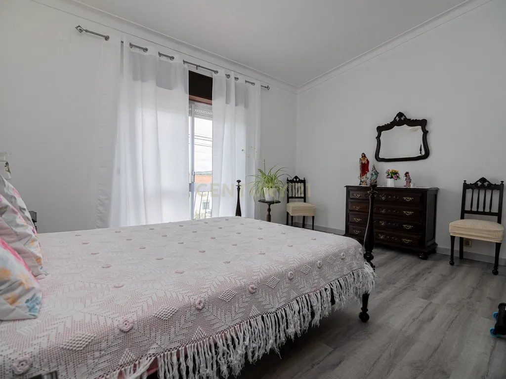 NAO PERCA ESTA GRANDE OPORTUNIDADE! FABULOSA MORADIA T4 DE GRANDES DIMENSÕES COM DOIS PISOS, GARAGEM EM BOX, AMPLO LOGRADOURO, TERRAÇO E JARDIM MUITO BEM LOCALIZADO EM ZONA TRANQUILA PRÓXIMA DE TODAS AS COMODIDADES E SERVIÇOS - Image 42