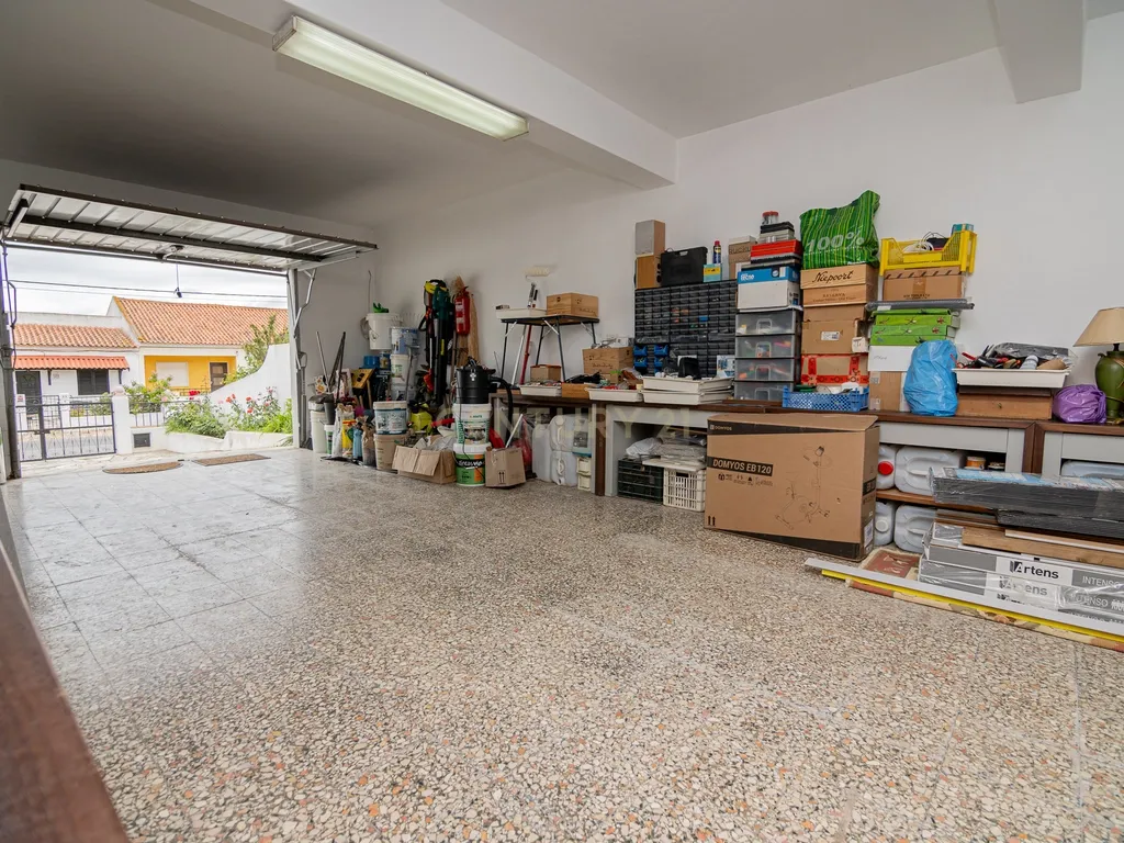 NAO PERCA ESTA GRANDE OPORTUNIDADE! FABULOSA MORADIA T4 DE GRANDES DIMENSÕES COM DOIS PISOS, GARAGEM EM BOX, AMPLO LOGRADOURO, TERRAÇO E JARDIM MUITO BEM LOCALIZADO EM ZONA TRANQUILA PRÓXIMA DE TODAS AS COMODIDADES E SERVIÇOS - Image 46