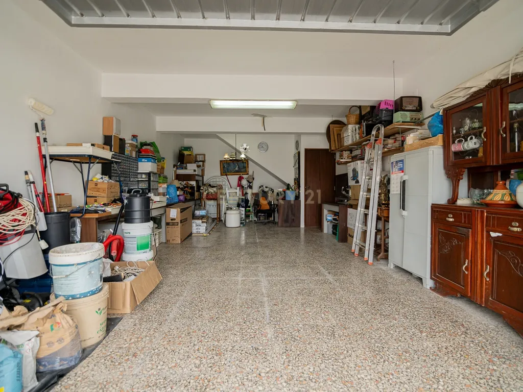 NAO PERCA ESTA GRANDE OPORTUNIDADE! FABULOSA MORADIA T4 DE GRANDES DIMENSÕES COM DOIS PISOS, GARAGEM EM BOX, AMPLO LOGRADOURO, TERRAÇO E JARDIM MUITO BEM LOCALIZADO EM ZONA TRANQUILA PRÓXIMA DE TODAS AS COMODIDADES E SERVIÇOS - Image 44