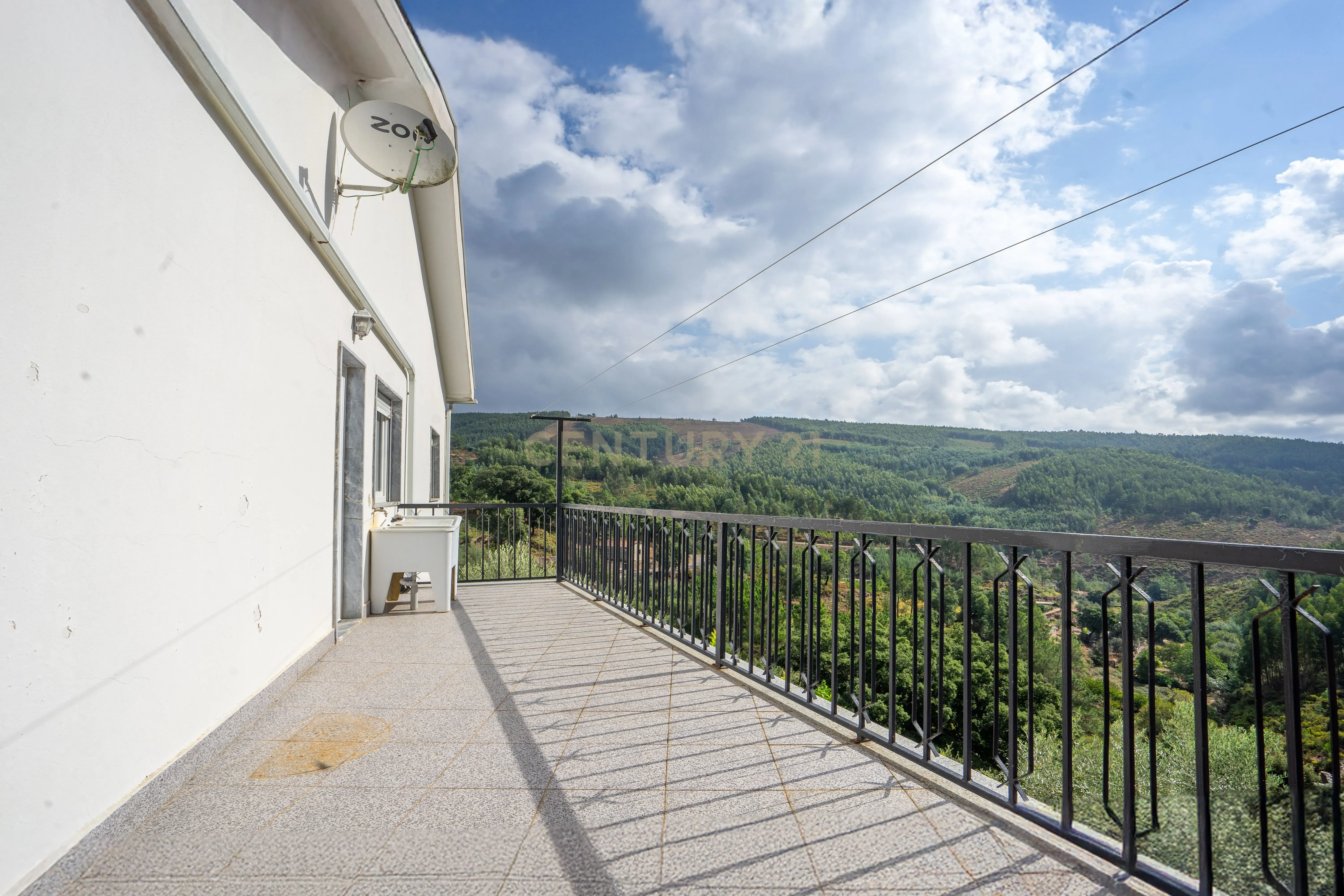 Moradia Bi familiar, com excelente exposição solar, terreno e vistas deslumbrantes de Serra - Image 3