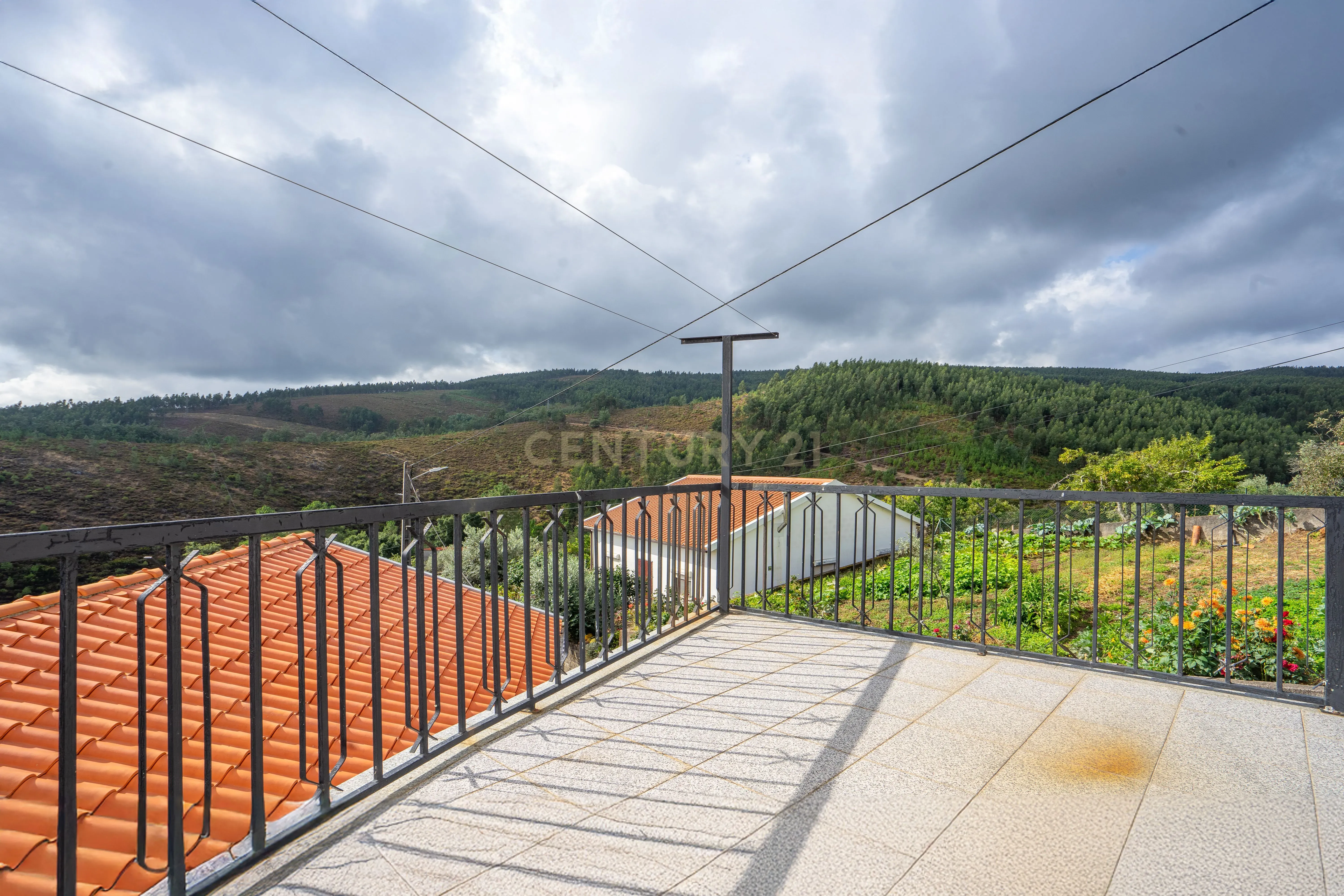 Moradia Bi familiar, com excelente exposição solar, terreno e vistas deslumbrantes de Serra - Image 6