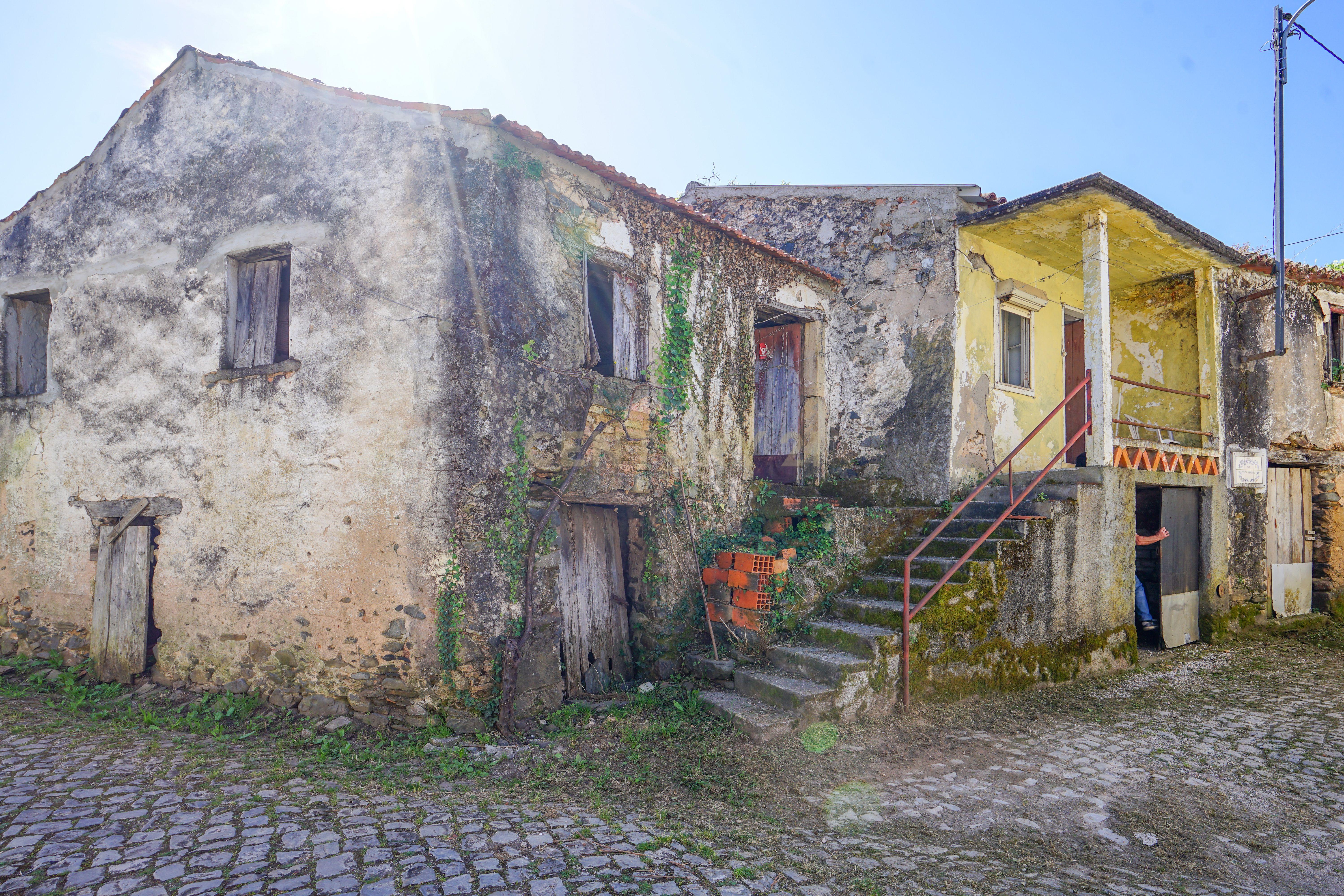 Duas moradias em Cadaixo-Miranda do Corvo - Image 7